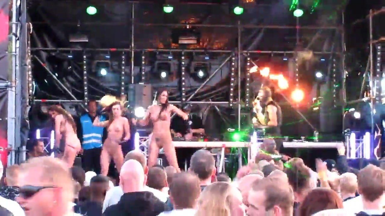 Stage naked