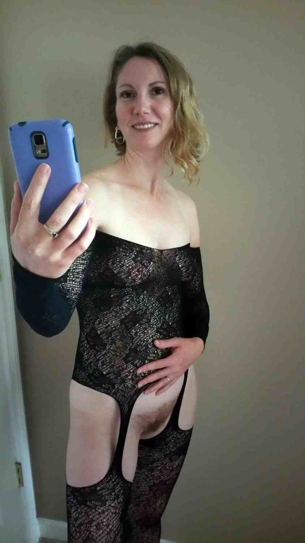 Milf nude selfie at work