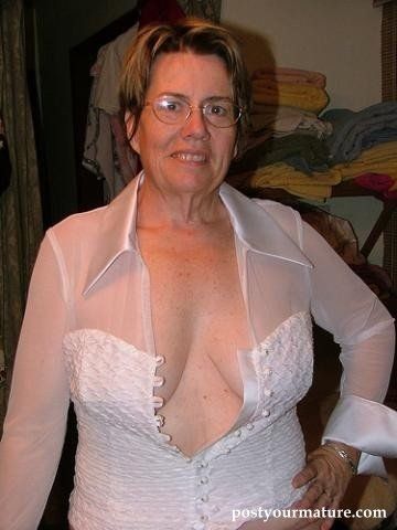 Dolce reccomend Mature clevage gallery