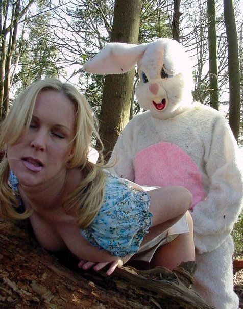 Amateur babe gets fucked by a Easter bunny