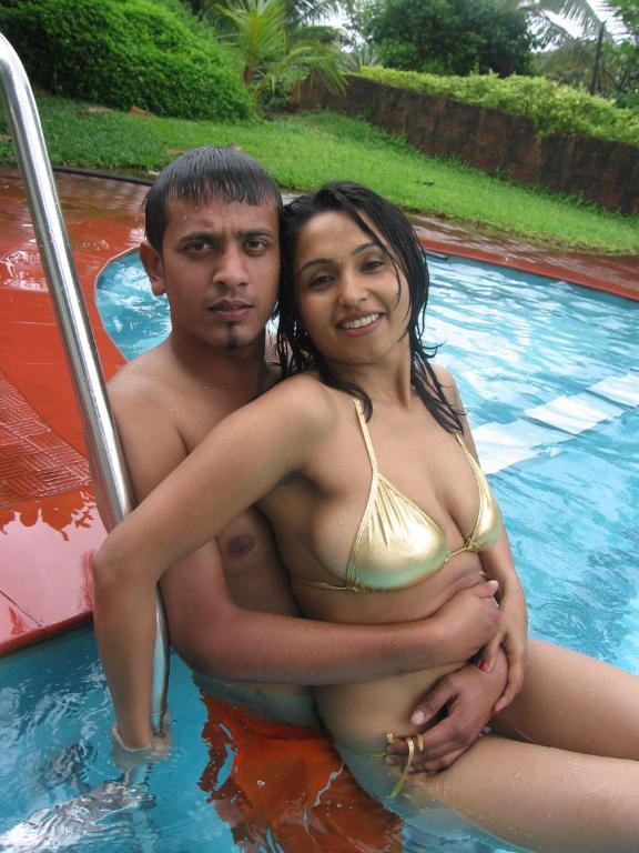 Sexy pool wifes