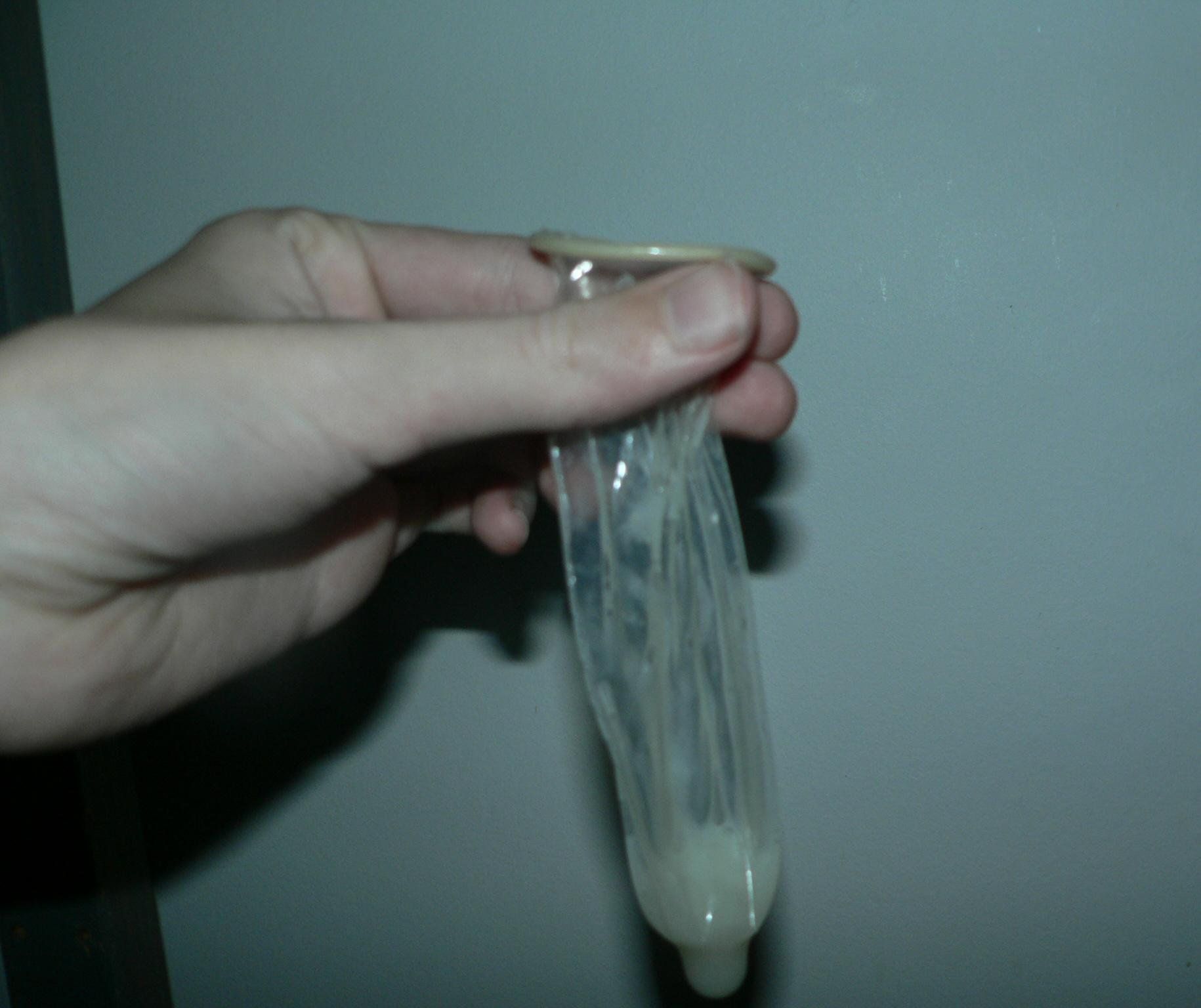 Taking sperm from condom