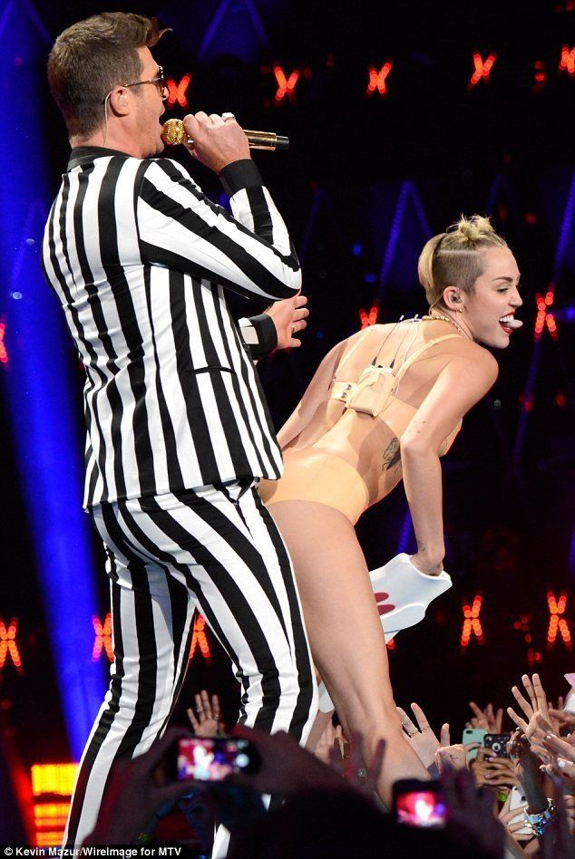 Miley cyrus flashes people herself naked