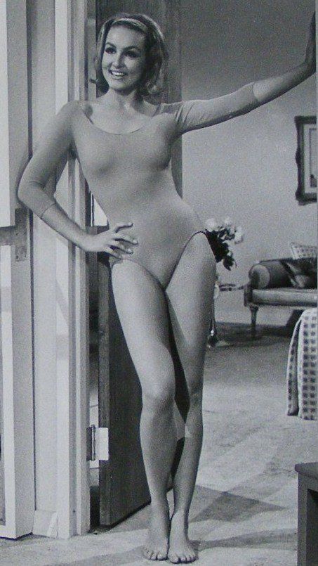 Julie Newmar  nackt
