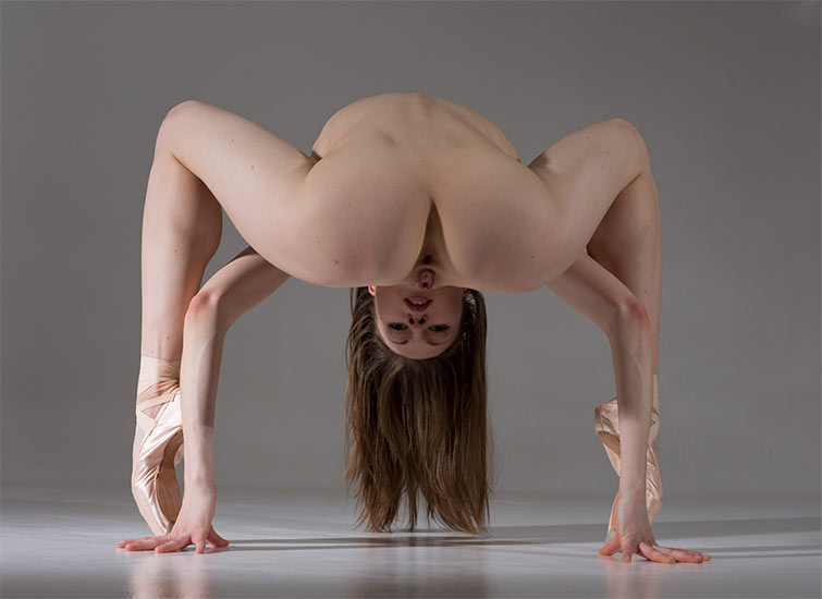 Flexi contortionist waiting for your