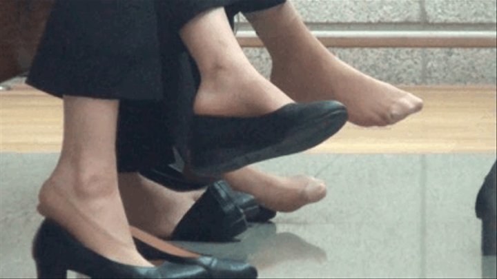 Candid Asian Shoeplay Feet Dangling Nylons