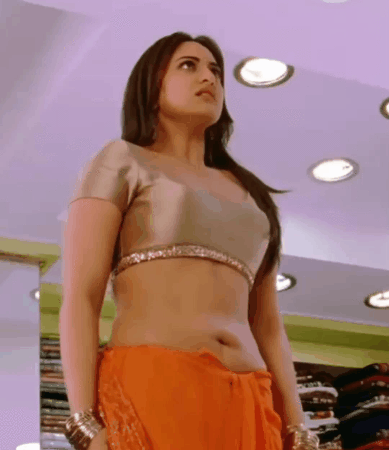 Hot saree boobs showing